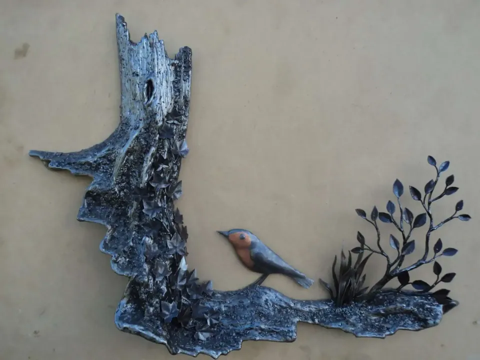 Between shape and colour