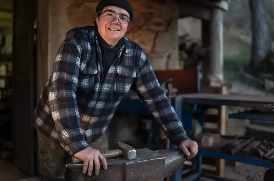 Alberto Alunni à l'enclume dans son atelier