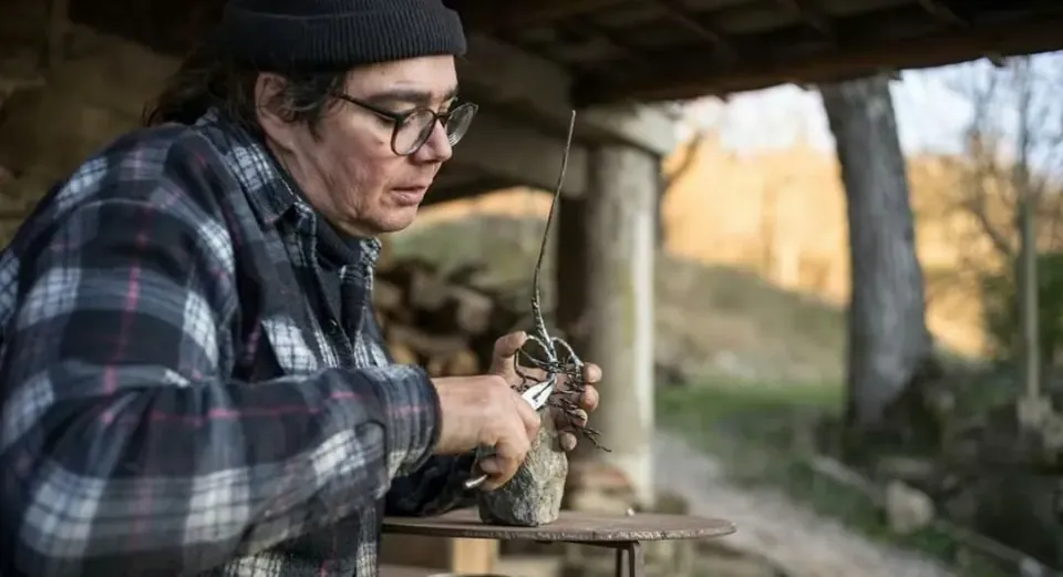 Alberto Alunni termine une sculpture dans son atelier en plein air