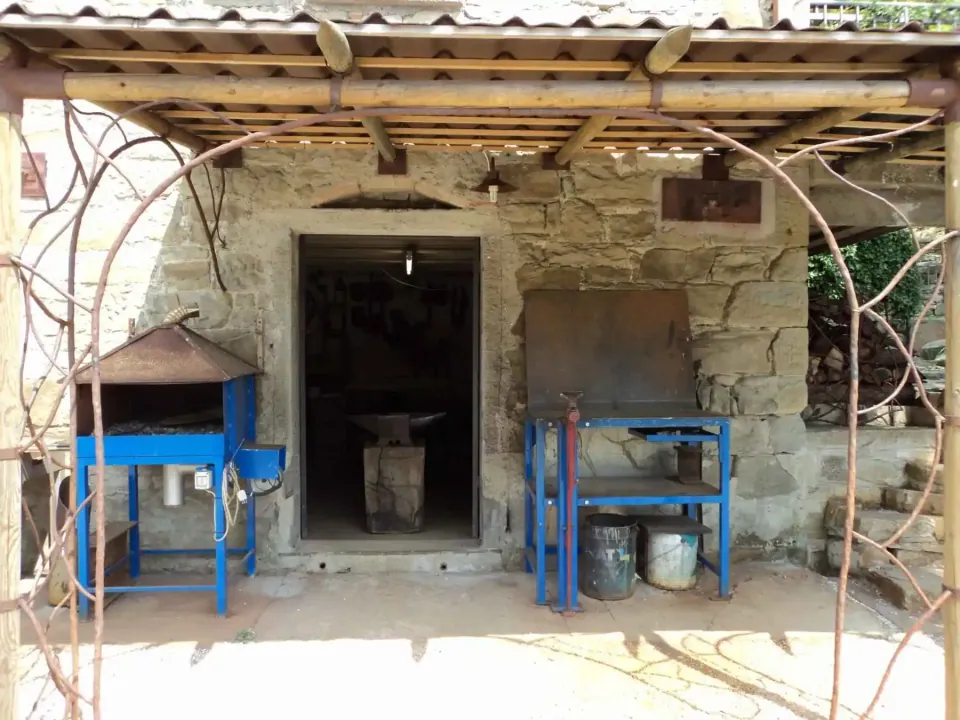 La forge sous l'auvent de l'atelier en plein air