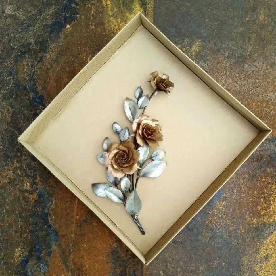 Roses en fer dans une boîte d'art